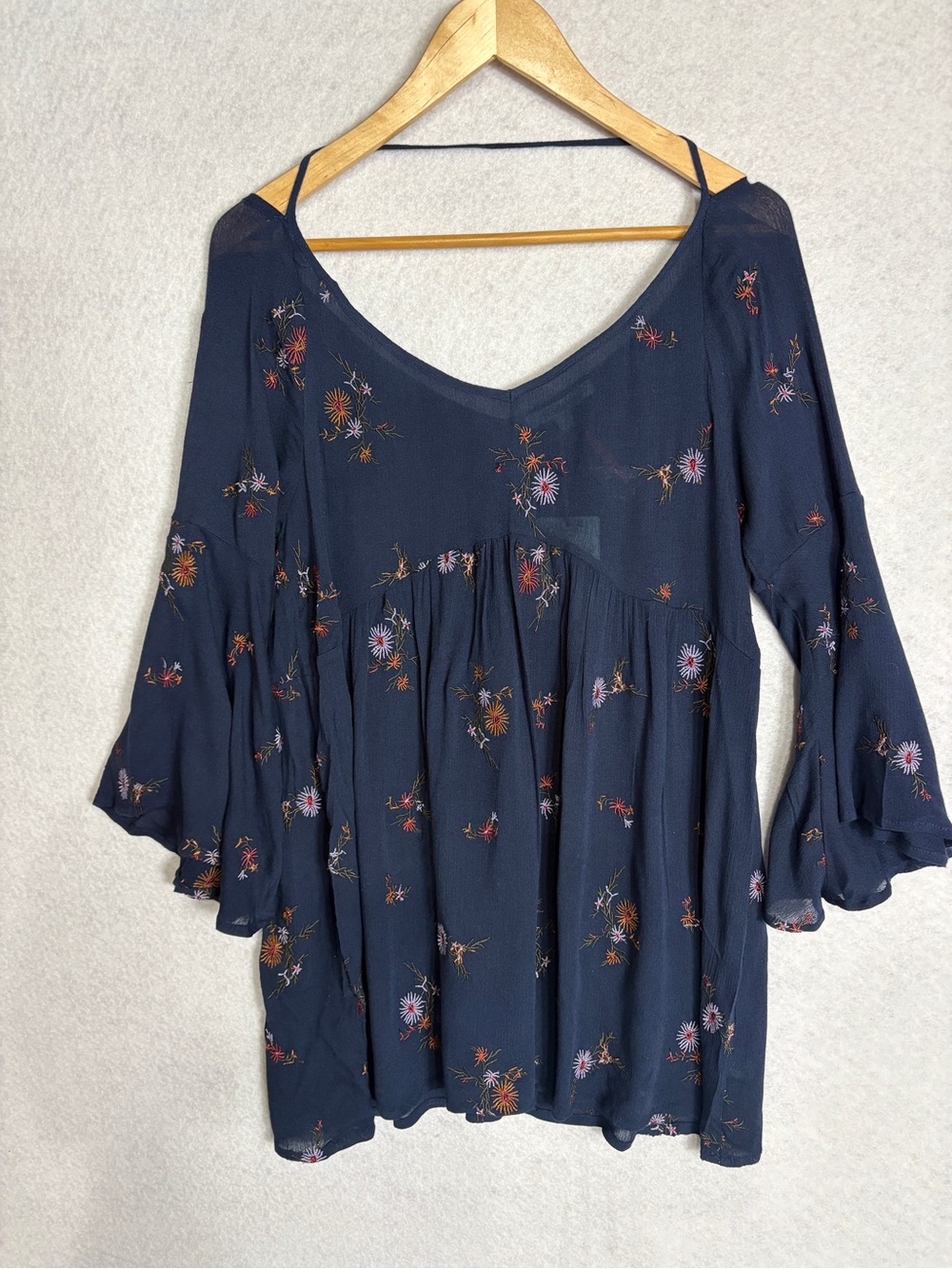 Nostalgia Boho Navy Floral V-Neck Women's Top Size Small - Picture 2 of 7